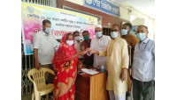 প্রধানমন্ত্রীর পক্ষ থেকে চাঁপাইনবাবগঞ্জ পৌরসভায় নগদ অর্থ সহায়তা 