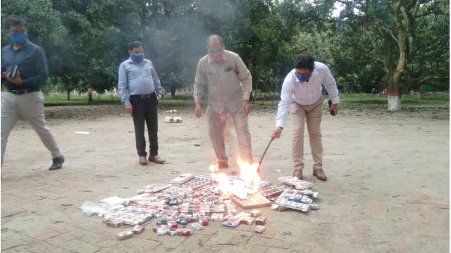 চাঁপাইনবাবগঞ্জে   ধ্বংস করা হল তামাকের বিজ্ঞাপন সামগ্রী