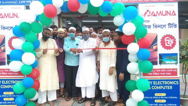 চাঁপাইনবাবগঞ্জে যমুনা ইলেকট্রনিক্স অ্যাণ্ড অটোমোবাইলস্ শো-রুমের উদ্বোধন  