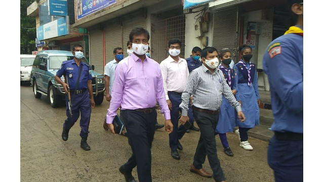করোনা প্রতিরোধে চাঁপাইনবাবগঞ্জ জেলা প্রশাসনের চলছে  জনসচেতনতামূলক অভিযান 