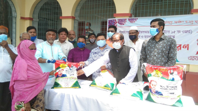 চাঁপাইনবাবগঞ্জে ২০ হাজার পরিবারকে খাদ্য সহায়তা দিচ্ছে এরফান  গ্রুপ