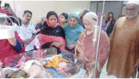 ২৫০ শয্যা বিশিষ্ট  জেলা হাসপাতালে নবজাতকদের দেখতে  এমপি জেসী