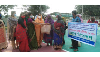 চাঁপাইনবাবগঞ্জে প্রধানমন্ত্রী শেখ হাসিনার পক্ষ থেকে  লেডিস ক্লাবের ত্রান বিতরণ 