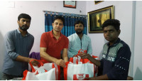 নির্মাণ শ্রমিকদের মাঝে লুনা ট্রেডার্সের খাদ্য সামগ্রী বিতরণ