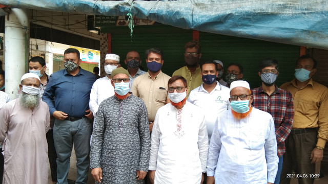চাঁপাইনবাবগঞ্জে ব্যবসায়ীদের  দোকানপাট খুলে দেওয়ার দাবি 