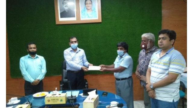 চাঁপাইনবাবগঞ্জে  সাংস্কৃতিককর্মীদের মাঝে আর্থিক অনুদান প্রদান 
