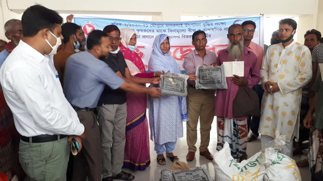 নাচোলে কৃষকের মাঝে প্রনোদনার বীজ-সার বিতরণ
