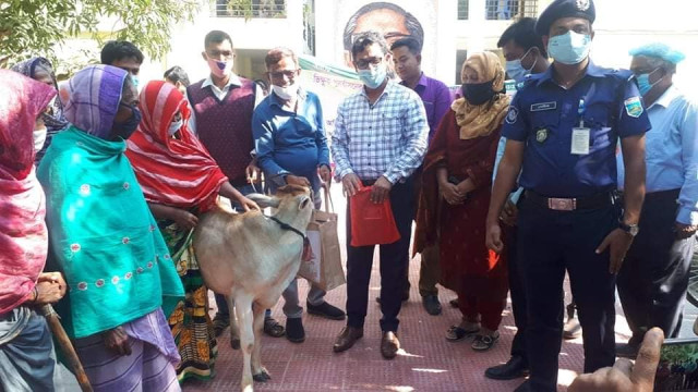 নাচোলে ভিক্ষুকদের পুনর্বাসন  করার লক্ষে  গরু, ভ্যান ও দোকানের সামগ্রী বিতরণ  