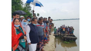 দেবীনগরে মহানন্দা  ভাঙ্গন পরিদর্শন করলেন আওয়ামী লীগ নেতৃবৃন্দ 