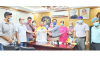 করোনা রোগীদের চিকিৎসায় অক্সিজেন কনসেন্টেটর মেশিন দিলো রেডক্রিসেন্ট