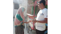 খেটে খাওয়া ও নিম্নবিত্ত আয়ের মানুষদের নগদ টাকা ও চাল ডাল দিলেন কৃষকলীগ নেতা রুহুল আমিন