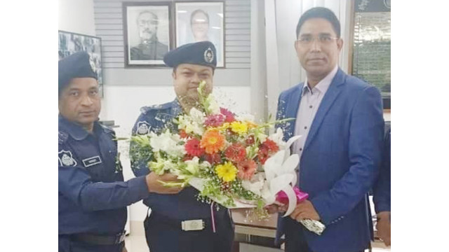 চাঁপাইনবাবগঞ্জের নতুন এসপি এ এইচ এম আবদুর রকিব জেলা পুলিশের বরণ ও শুভেচ্ছা বিনিময় 