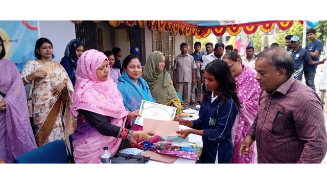 চাঁপাইনবাবগঞ্জে বালিকা সাঁতার প্রতিযোগিতা চ্যাম্পিয়ন সদর উপজেলা 