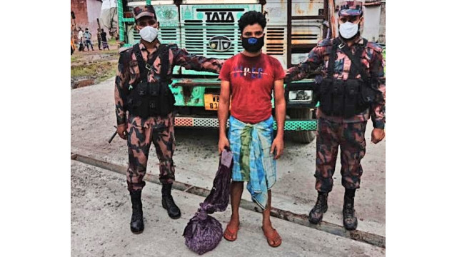 চাঁপাইনবাবগঞ্জে ফেনসিডিলসহ এক ভারতীয়  নাগরিক আটক