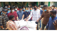 চাঁপাইনবাবগঞ্জে প্রধানমন্ত্রীর পক্ষ থেকে ছাত্রলীগের ত্রাণ সামগ্রী বিতরণ