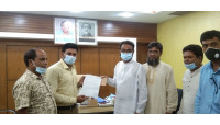 মহানন্দার ভাঙ্গণরোধে ব্যবস্থা নিতে উপজেলা চেয়ারম্যানের পানি উন্নয়ন বোর্ডে ডিউলেটার প্রদান