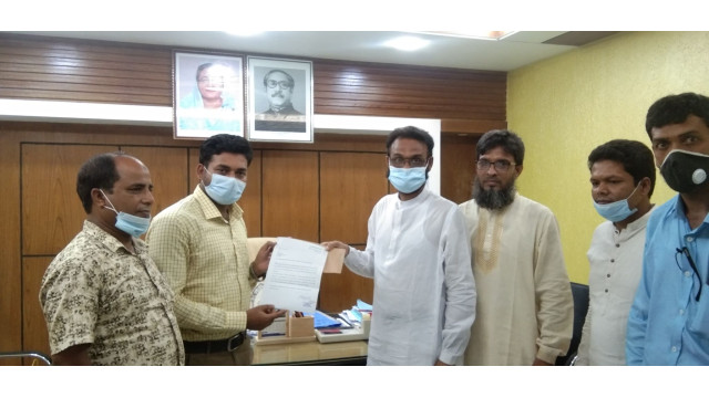 মহানন্দার ভাঙ্গণরোধে ব্যবস্থা নিতে উপজেলা চেয়ারম্যানের পানি উন্নয়ন বোর্ডে ডিউলেটার প্রদান