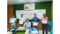 চাঁপাইনবাবগঞ্জে শুদ্ধাচার চর্চায় ভূমিকা রাখায় পুরস্কার বিতরণ