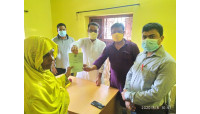 আলাতুলিতে বয়স্ক,বিধবা ও প্রতিবন্ধী ভাতাভোগেীদের মাঝে বই বিতরণ