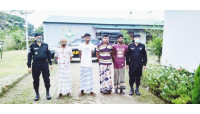 চাঁপাইনবাবগঞ্জে ভোলাহাট-শিবগঞ্জ সড়কে ডাকাতির ঘটনায় র‌্যাবের হাতে গ্রেপ্তার ৪ 