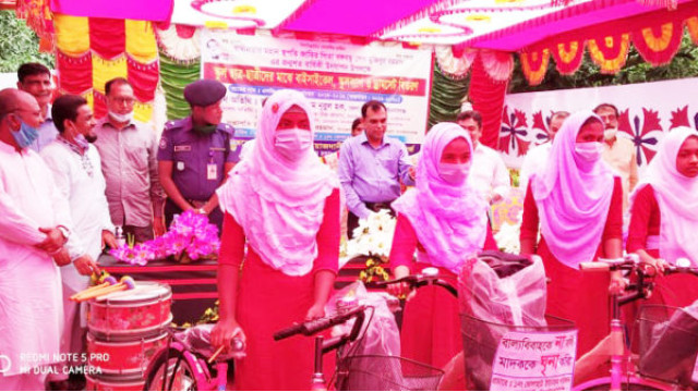 ভোলাহাটে বাইসাইকেলসহ বিভিন্ন শিক্ষা উপকরণ বিতরণ করলেন জেলা প্রশাসক 