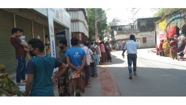 চাঁপাইনবাবগঞ্জে ১০ টাকা  কেজি দরে চাল কিনতে ক্রেতাদের ভিড়- মানা হচ্ছেনা সামাজিক দুরত্ব 