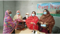 চাঁপাইনবাবগঞ্জে ওয়েল ফেয়ার ক্লাবের আয়োজনে শীতার্তদের মাঝে চাদর বিতরণ 