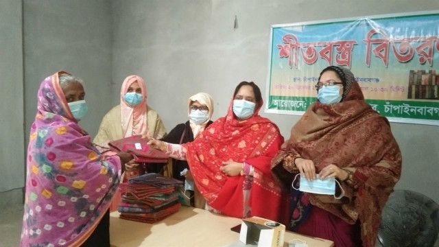 চাঁপাইনবাবগঞ্জে ওয়েল ফেয়ার ক্লাবের আয়োজনে শীতার্তদের মাঝে চাদর বিতরণ 