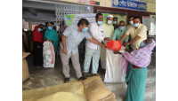 ঈদ উপলক্ষে ৪,৬২১ পরিবারের মাঝে চাঁপাইনবাবগঞ্জ পৌরসভার খাদ্যশস্য বিতরণ