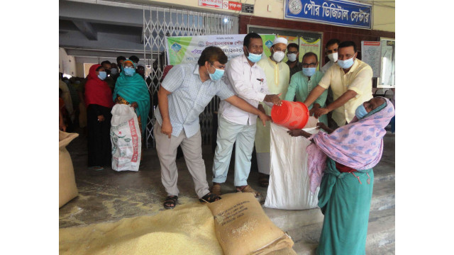 ঈদ উপলক্ষে ৪,৬২১ পরিবারের মাঝে চাঁপাইনবাবগঞ্জ পৌরসভার খাদ্যশস্য বিতরণ