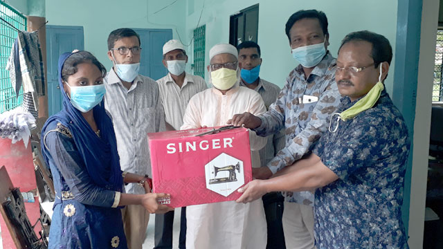 গোমস্তাপুরে জেলা পরিষদের অর্থ সহায়তায় সেলাই মেশিন ও ফ্যান বিতরণ