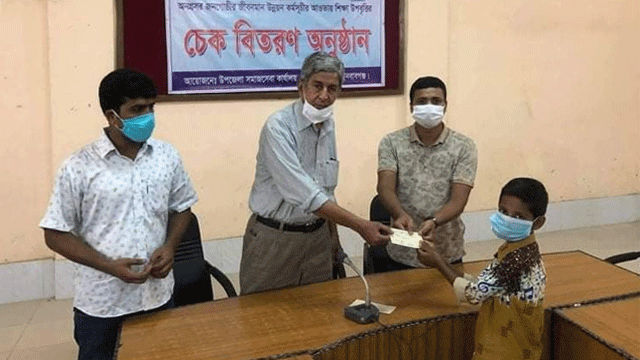 গোমস্তাপুরে শিক্ষা বৃত্তির চেক বিতরণ