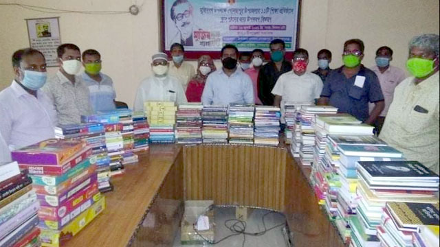 মুজিববর্ষ উপলক্ষে গোমস্তাপুরে শিক্ষা প্রতিষ্ঠান ও ইউনিয়ন পরিষদে বিভিন্ন উপকরণ বিতরণ 