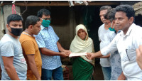 গোমস্তাপুরে মুক্তিযোদ্ধার  স্ত্রীকে হ্যালো গোমস্তাপুরের অর্থ সহায়তা