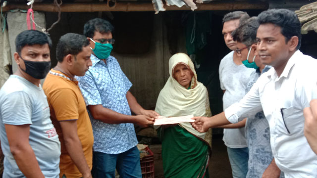 গোমস্তাপুরে মুক্তিযোদ্ধার  স্ত্রীকে হ্যালো গোমস্তাপুরের অর্থ সহায়তা