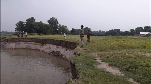 দেবীনগর ইউনিয়নে মহানন্দা নদীর ভাঙ্গনে দিশাহারা কয়েক গ্রামের মানুষ
