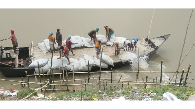 নামোরাজারামপুর মহানন্দা নদীর ভাঙ্গনে জিও ব্যাগ ফেলা শুরু