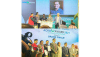 স্ট্যান্ডার্ড চার্টার্ড - চ্যানেল আই এগ্রো অ্যাওয়ার্ড পেলেন চাঁপাইনবাবগঞ্জের আকবর হোসেন