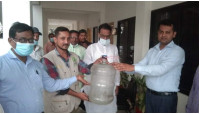  চাঁপাইনবাবগঞ্জ থেকে পাওয়া বিরল প্রজাতির সাপ বিভাগীয় বন কর্মকর্তার নিকট হস্তান্তর