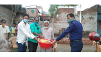 ৪ হাজার  কবর খোঁড়া সেই অসুস্থ ব্যক্তিকে এক মাসের খাবার অর্থ সহায়তা দিলেন ওসি জিয়াউর রহমান
