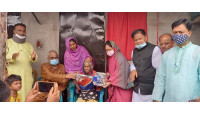 গৃহহীন সইদনকে নিজ অর্থায়নে তৈরি  বাড়ির চাবি তুলে দিলেন জেসি এমপি