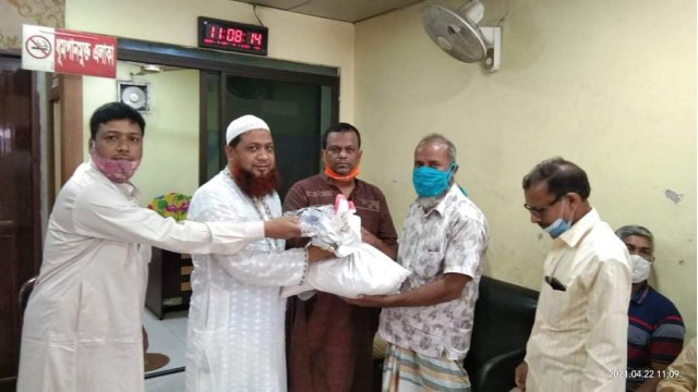 চাঁপাইনবাবগঞ্জ জেলা ঢাকা কোচ  মাস্টার কল্যাণ সমিতির খাদ্য সামগ্রী বিতরণ