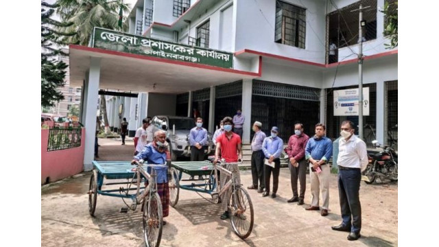 একরামুল ও শরীফকে আর্থিক সহায়তা ও ভ্যান প্রদান করল জেলা প্রশাসন