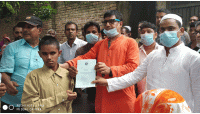 ভোলাহাটে ২ ইউপিতে উপকারভোগীদের মাঝে বই বিতরণ