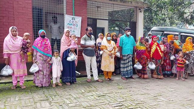 চাঁপাইনবাবগঞ্জের ভোলাহাট উপজেলায় শিশু খাদ্য বিতরণ